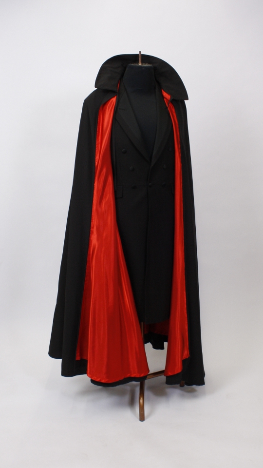 Mephisto – Goethes Faust Outfit – Rot-Schwarz (Gehrock und Cape) mieten