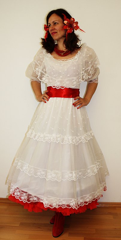 Venezuela – Tracht – Damen (Kleid, Petticoat, Schärpe, Kette und 2 Blumen) mieten