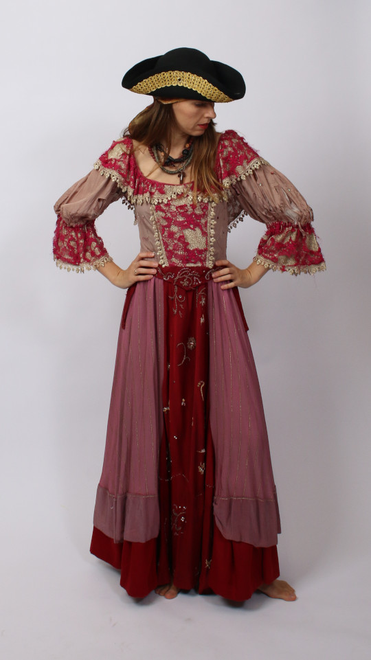 Piratin Outfit – Rot (Kleid und 3 Ketten) mieten