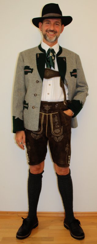 Österreich – Steiermark Tracht (Jacke, Hemd, Lederhose mit Hosenträgern, Hut, Krawatte, Kn