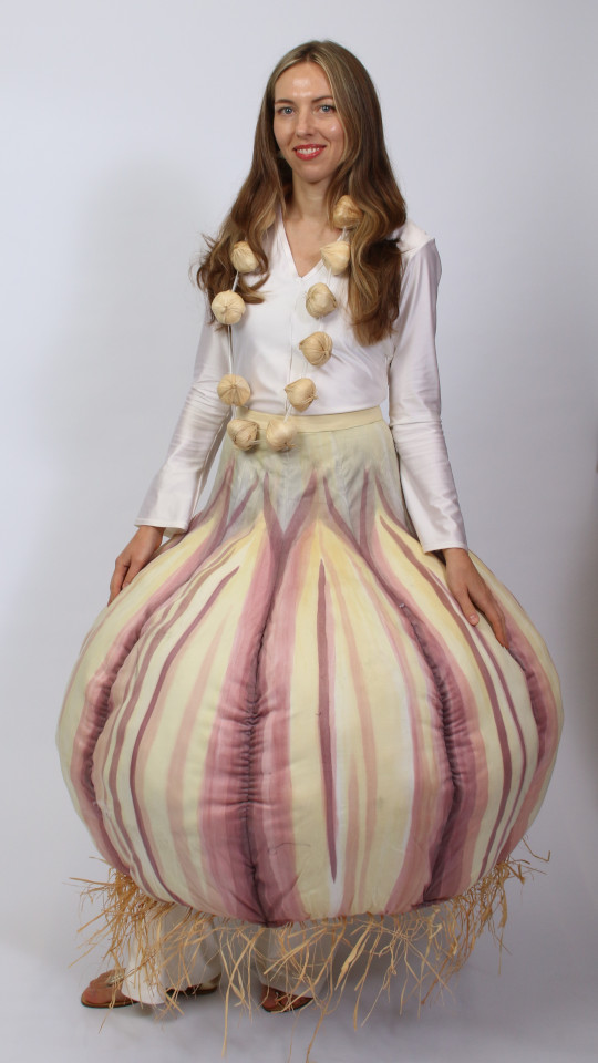 Knoblauch Outfit (Overall, Rock und Kette) mieten