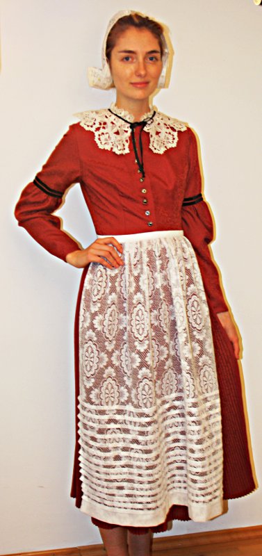 Belgische Tracht – Rot (Kleid, Schürze, Spitzenkragen und Haube) mieten
