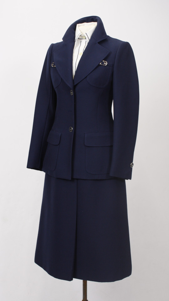 Stewardess Outfit – 60er Jahre (Jacke, Rock, Bluse, Schal und Schiffchen) mieten