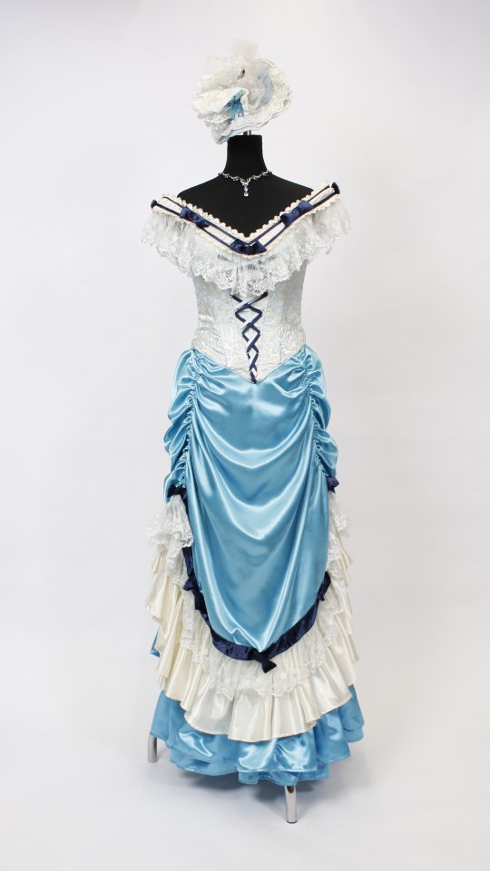 Jahrhunderwende Outfit in Hellblau – Weiss (Kleid, Hütchen, Handschuhe, Kette, Armband, Po