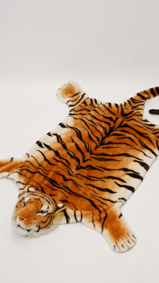 Tiger „Dinner for one“ – Accessoires (Tigerteppich) mieten