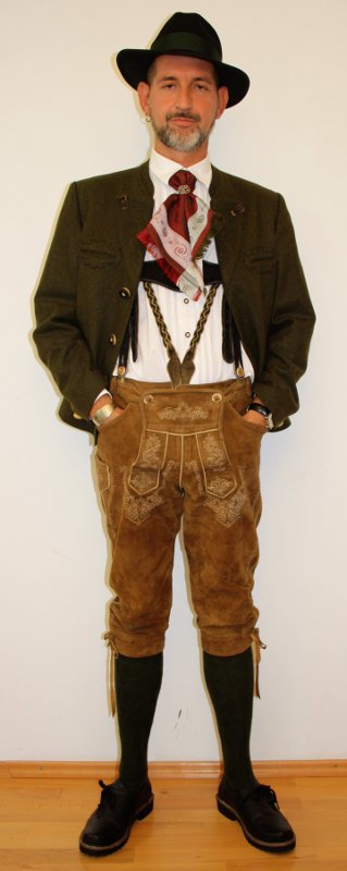 Österreicher – Oberösterreiche Tracht (Jacke, Hose, Hosenträger, Hemd, Hut, Krawatte, Knie