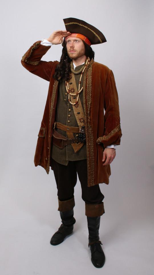 Pirat Outfit – Herren (Jacke, Schärpe, Gürtel, Tasche und Dreispitz mit Tuch) mieten
