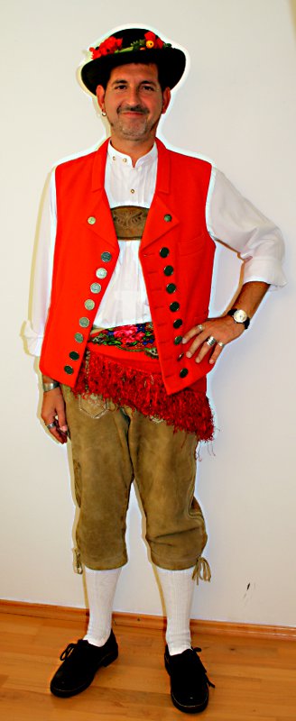 Schweizer Tracht (Weste, Kniebundhose, Hosenträger, Hut, Hemd, Schultertuch, Kniestrümpfe 