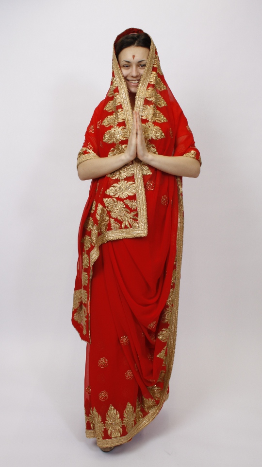 Inderin – Sari Outfit Karminrot-Silber (Sari, Kopfschmuck und 3 Armreifen) mieten