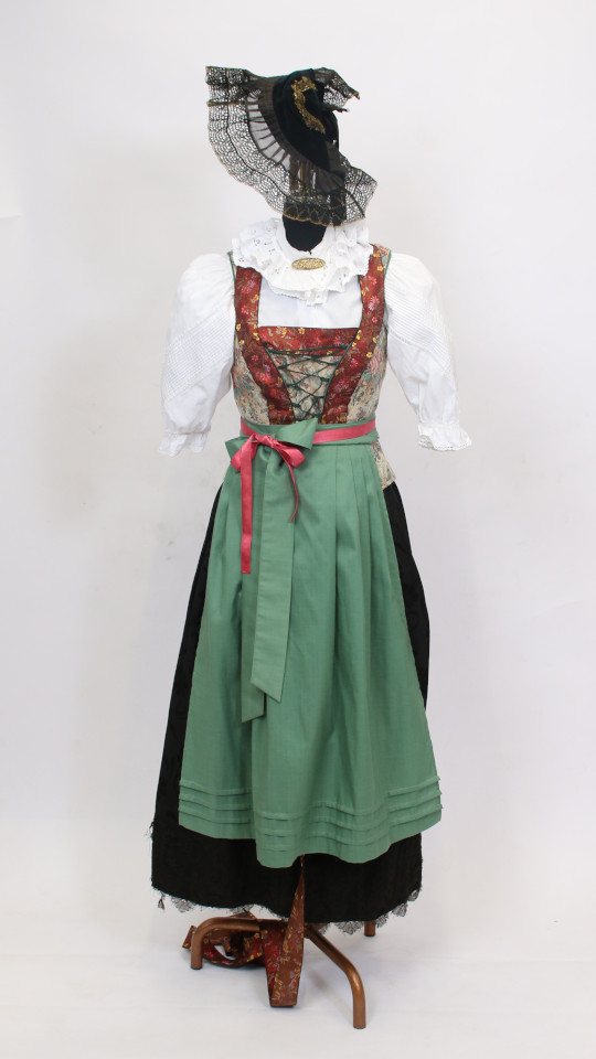 Schweizer Tracht – Damen (Dindl, Bluse, Schürze, Brosche und Haube) mieten