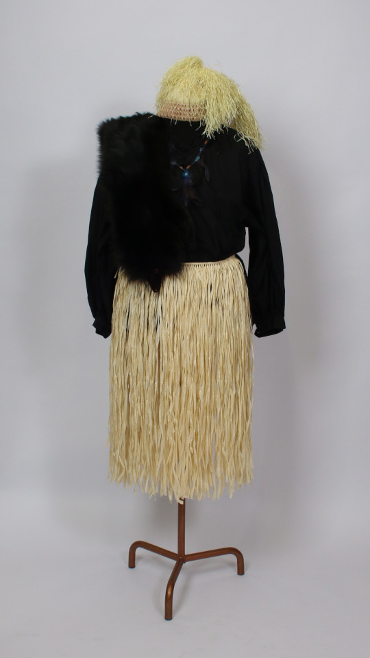 Maori Outfit (Rock, Hemd, Fellumhang, Kopfbedeckung und Kette) mieten