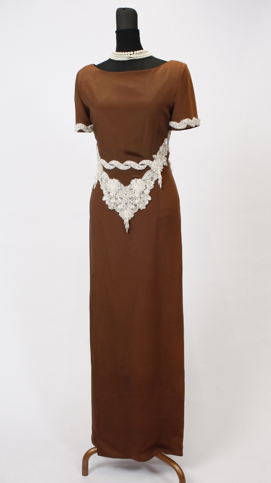 30er Jahre Outfit – Braun (Kleid und Kette) mieten