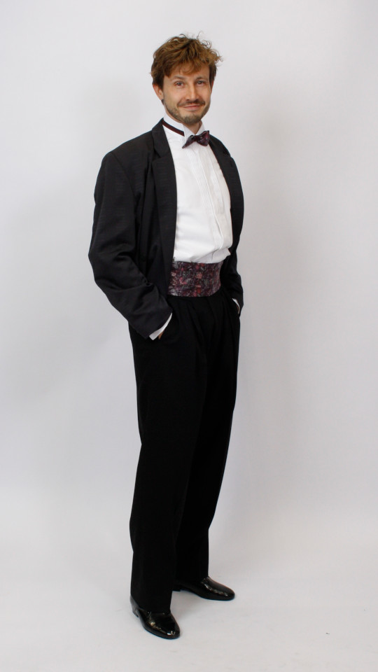 90er Jahre – Dinner – Gala Outfit – Herren (Hemd, Hose, Kummerbund, Manschettenknöpfe und