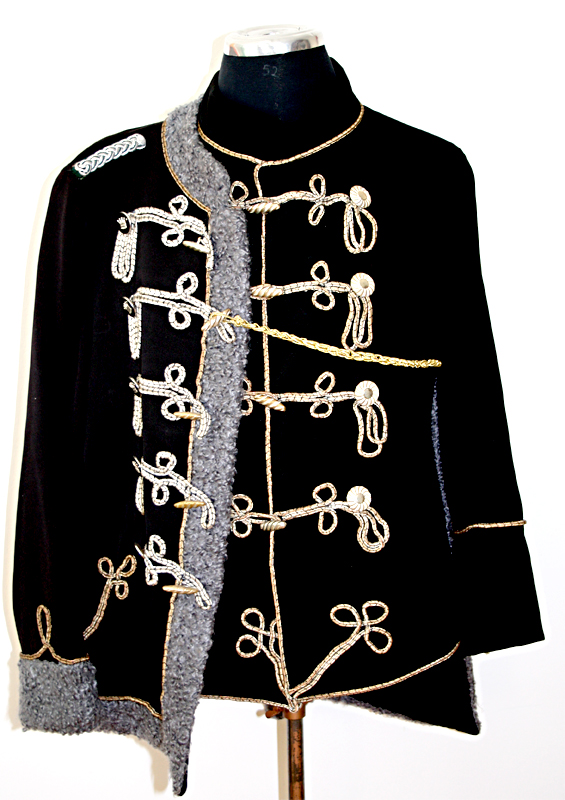 Husaren Uniform – Schwarz-Silber-Soutache (Jacke, Überjacke, Hose und Kolpak) mieten