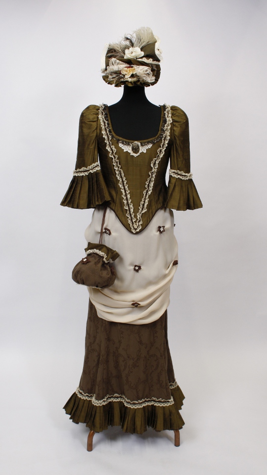 Jahrhundertwende Outfit – Damen – Braun (Kleid, Hütchen, Handschuhe, Pompadure, Kette, Arm