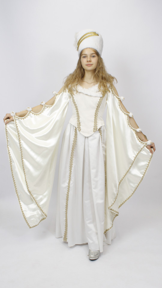Eisprinzessin Outfit – Flügelärmel (Kleid und Hut) mieten