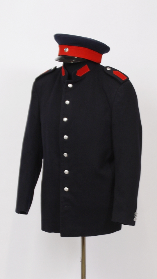 Schaffner Uniform – Blau-Rot (Jacke, Hose und Schirmmütze) mieten