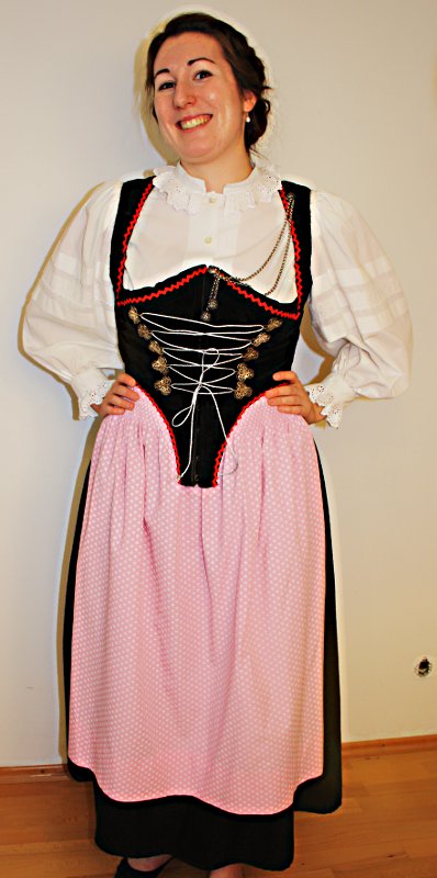 Schweizer Tracht – Damen (Mieder, Bluse, Rock und Schürze) mieten