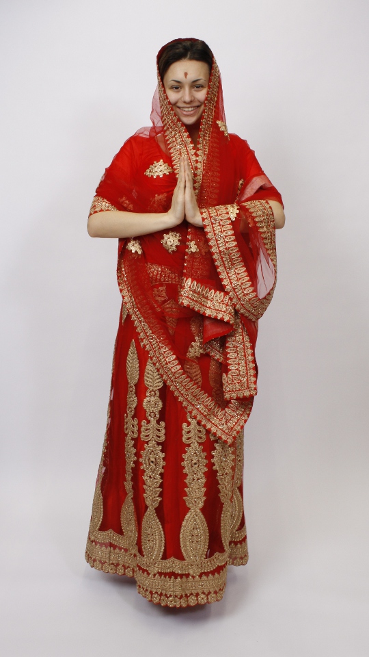 Inderin Tracht – Rot-Gold (Sari, Schultertuch und 3 Armreifen) mieten