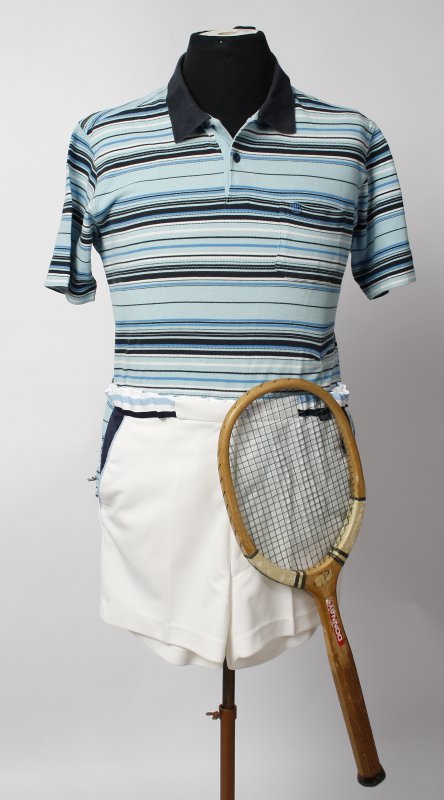 80er Jahre – Tennis Outfit – Blau-Weiß (Shirt, Hose und Schläger) mieten