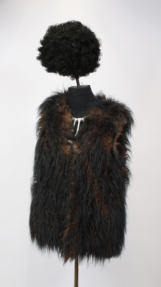 Höhlenmensch – Neandertaler Outfit (braunschwarze Weste und Kette) mieten