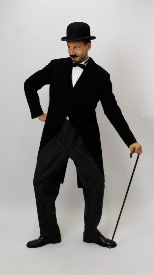 Charlie Chaplin – 20er Jahre Outfit – Herren (Jacke, Hose, Hemd, Fliege, Melone und Stock)