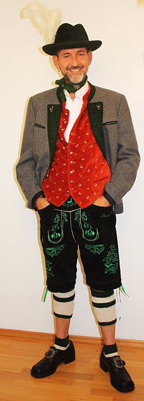Salzburger Tracht (Trachtenjacke, Weste, Lederhose kurz, Hut, Hemd, Dreieckstuch, Loverl u