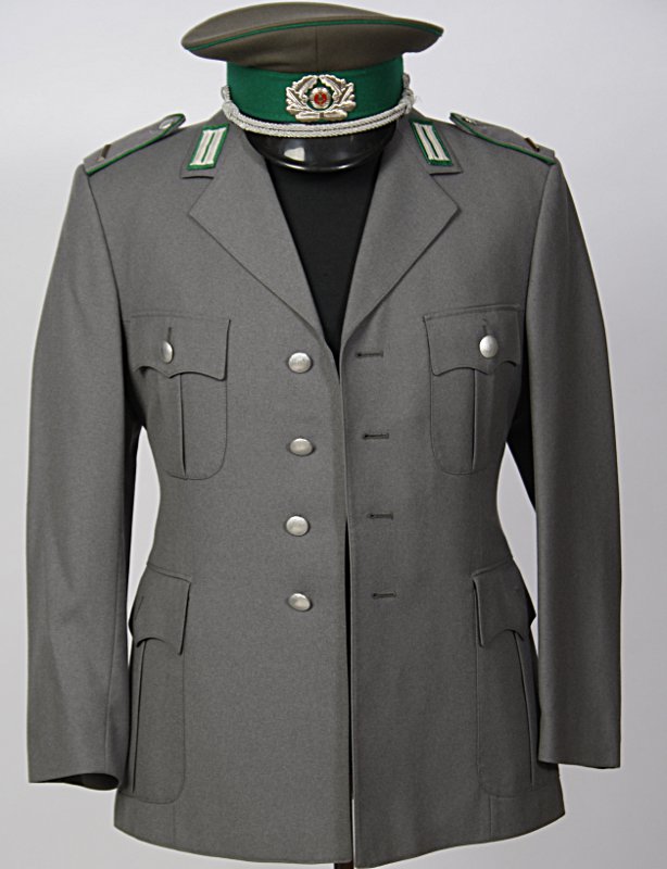 Uniform – Bundeswehr – Outfit (Jacke und Schirmmütze) mieten