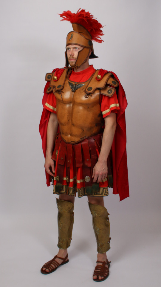 Römer Outfit – Braun (Lendenschurz, Brustpanzer mit Cape, Hemd, Beinschienen und Helm) mie