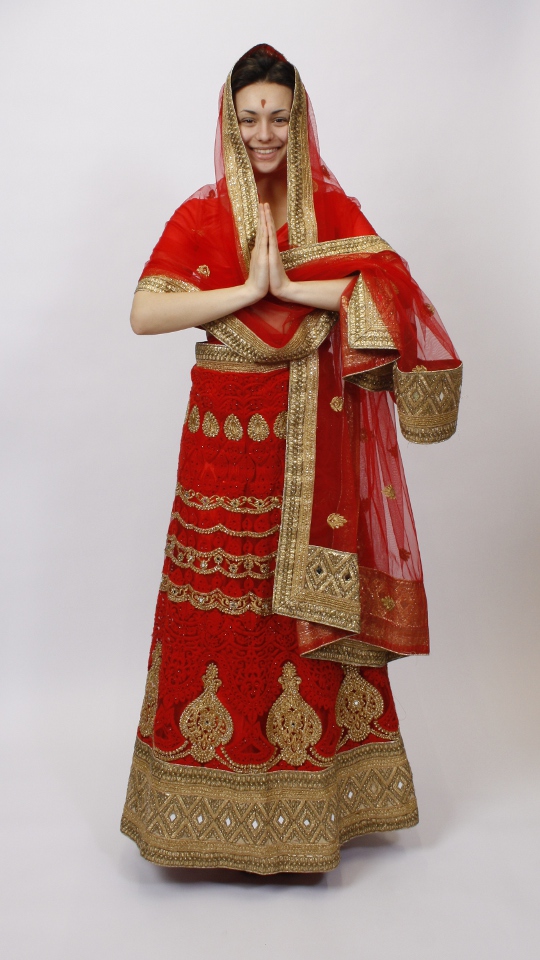 Inderin Tracht – Hellrot-Gold (Sari, Schultertuch und 3 Armreifen) mieten
