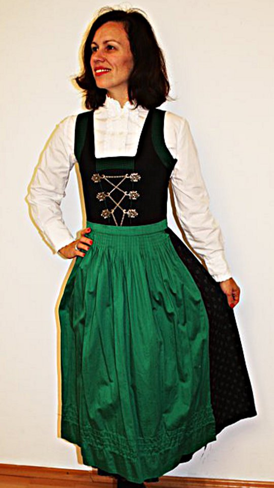 Steiermark – Österreicher Tracht – Damen (Kleid, Bluse und Schürze mieten