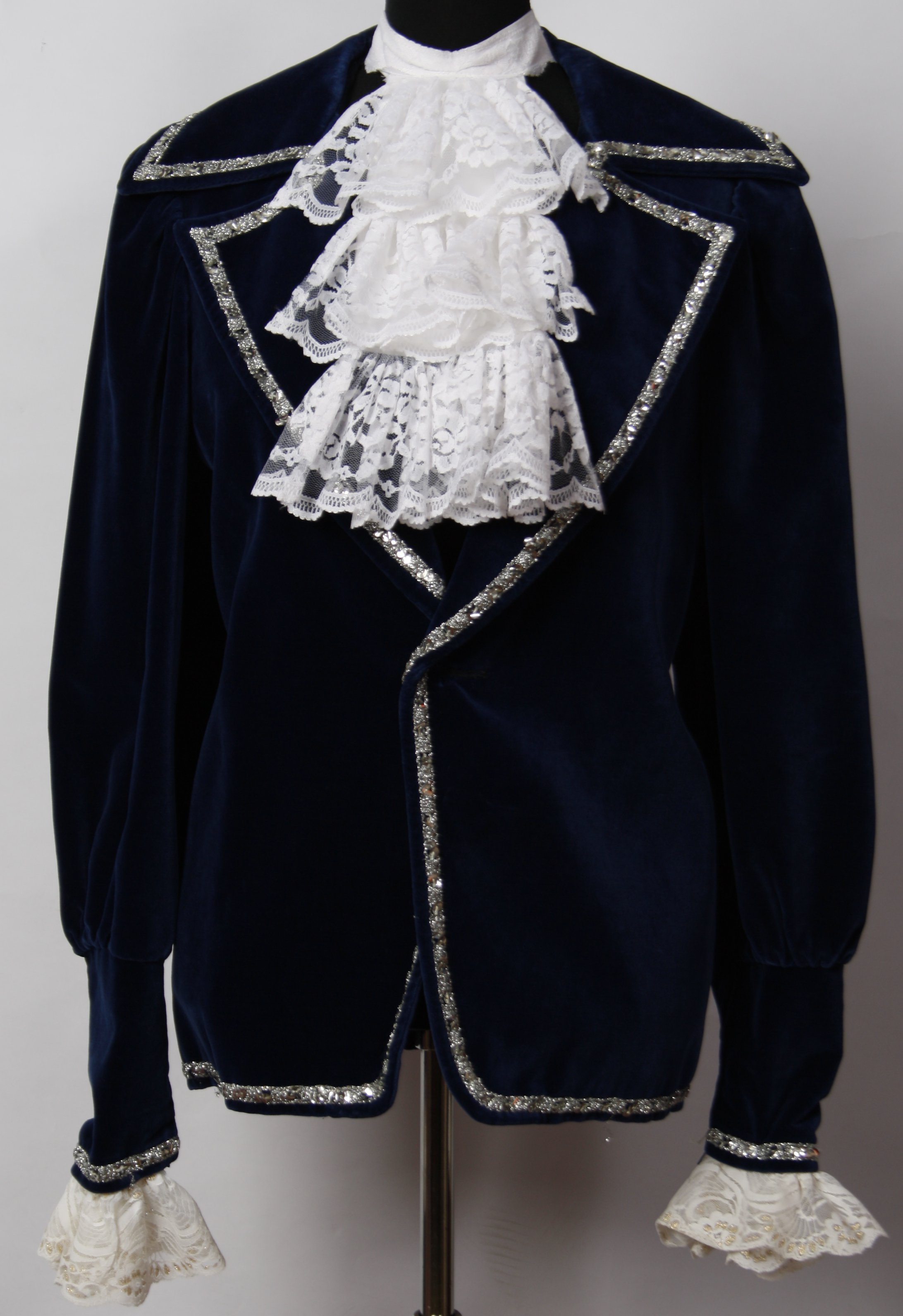 80er Jahre – Austin Power – Dandy Look Outfit – Herren – Samt (Jacke und Jabot) mieten