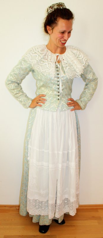 Schweizer – Walliser Tracht – Damen (Oberteil, Rock, Kragen, Schürze und Kappe) mieten