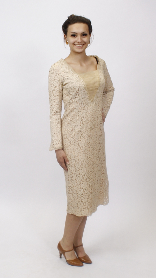 60er Jahre Outfit – Beige (Kleid, Handschuhe, Ohrringe, Kette und Tasche) mieten