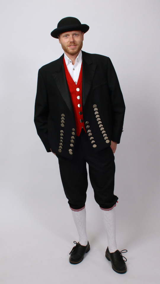 Dachauer Tracht – Herren (Jacke, Hose, Weste, Hemd, Kniestrümpfe, Hut) mieten