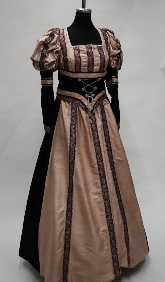 Renaissance Outfit – Damen – Altrosa (Kleid, Reifrock und Kette) mieten