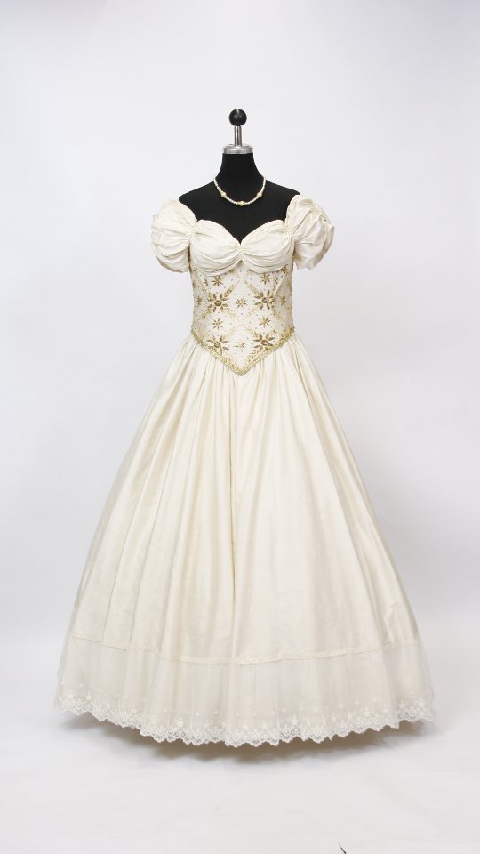 Aschenputtel Outfit – Creme-Weiß (Kleid, Reifrock und Kette) mieten