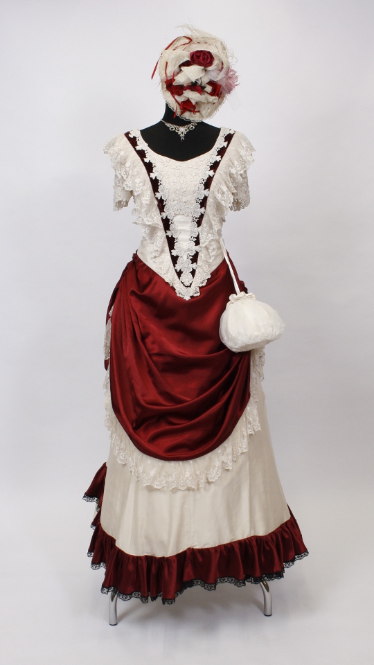 Jahrhundertwende Outfit – Damen – Weinrot-Weiß (Kleid, Hütchen, Handschuhe, Pompadure, Ket