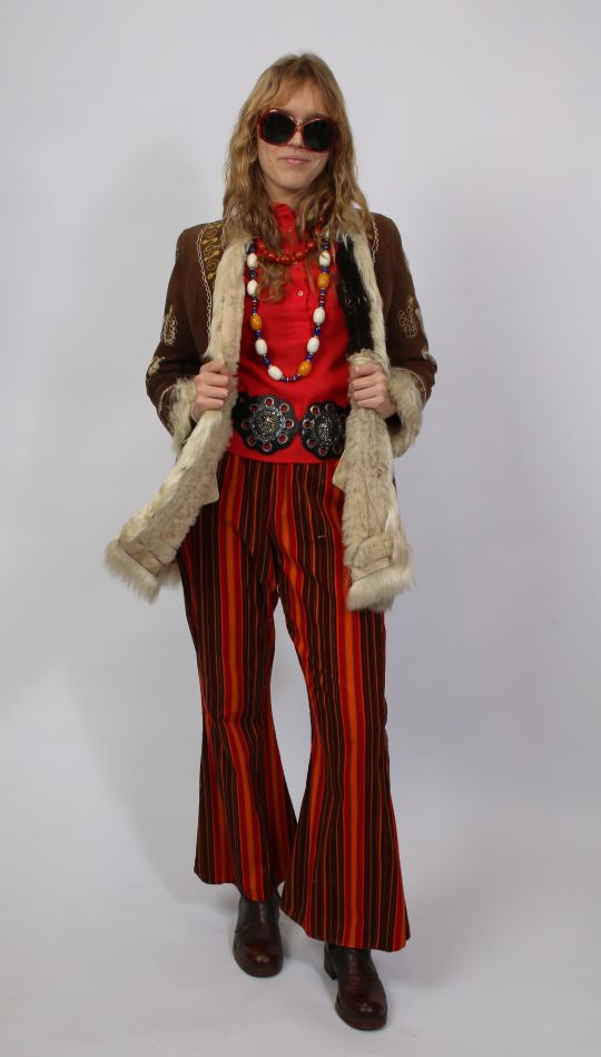 70er Jahre outfit – rot (Bluse, Hose, Brille, Metallgürtel, Kette) mieten