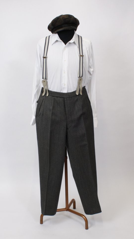30er Jahre Outfit – Herren – Grau (Hose mit Hosenträgern, Hemd und Schiebermütze) mieten