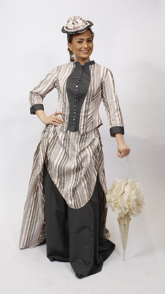 Jahrhundertwende – Biedermeier – Cul de Paris – Damen – Gestreift (Kleid, Hütchen, Pompadu