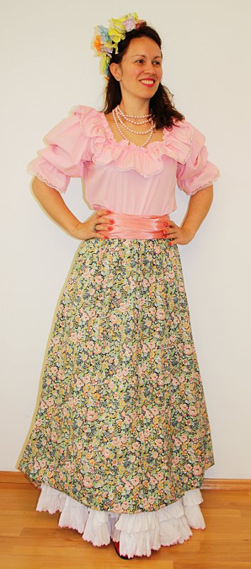 Uruguay Tracht – Damen (Bluse, Rock, Unterrock, Schärpe, Haarkranz und Kette) mieten
