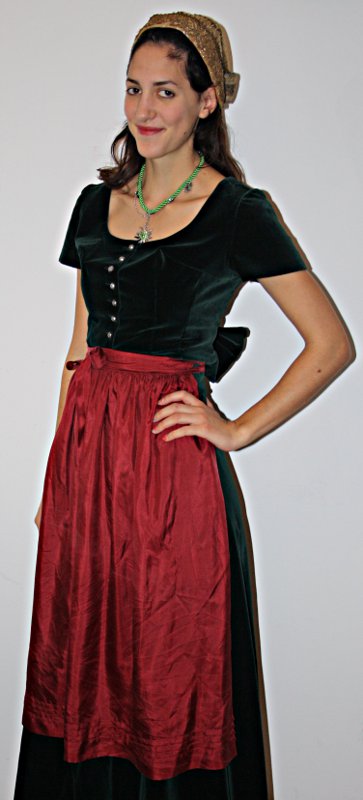 Österreich – Tracht (Dirndl, Schürze und Tuch) mieten