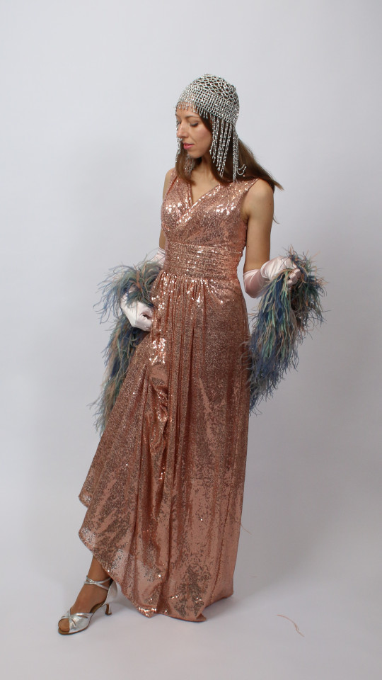 20er Jahre – Charleston Outfit – Damen – Lachs (Kleid, Kopfschmuck, Kette und Handschuhe)