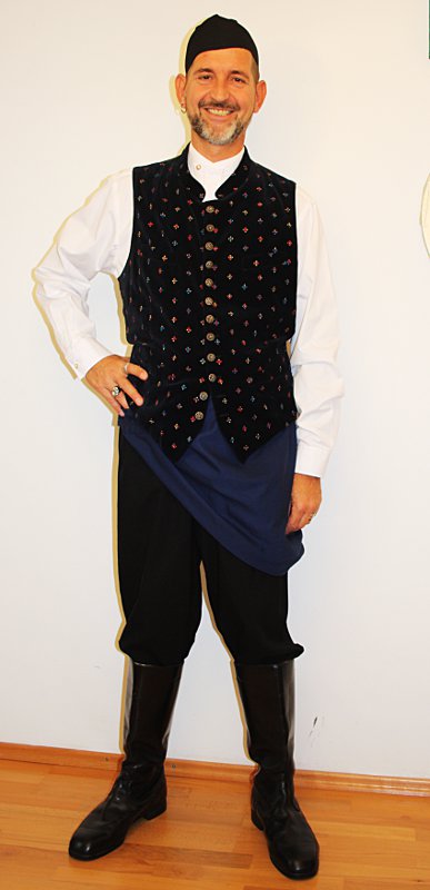 Österreich – Burgenland Tracht (Weste, Hemd, Hose, Hut, Schürze und Stiefel) mieten