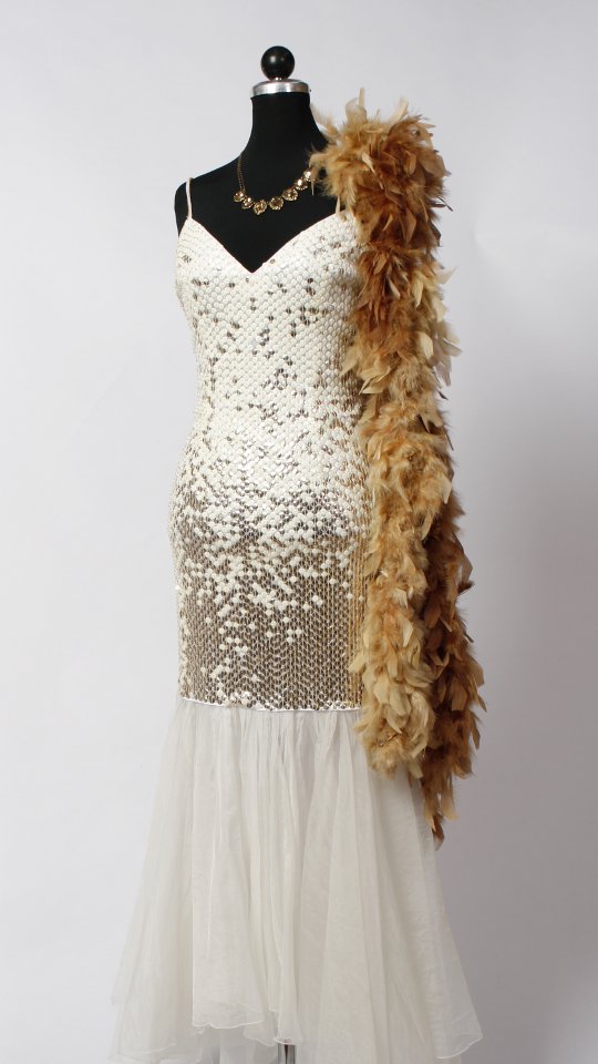 Paillettenkleid – Fantasy – Silvester Outfit – Weiß-Tüll (Kleid und Federboa) mieten