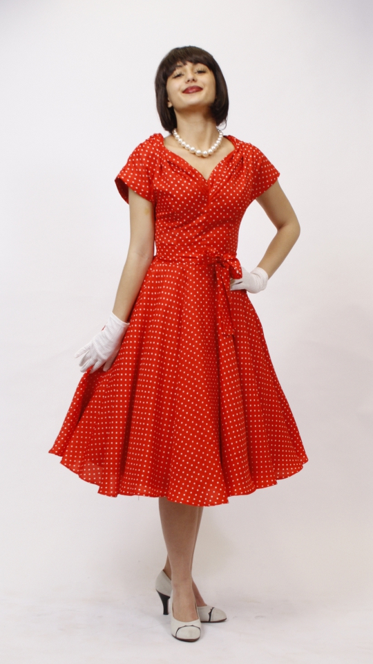 50er Jahre Outfit – Damen – Rot-Gepunktet (Kleid, Petticoat, Haarband und Kette) mieten