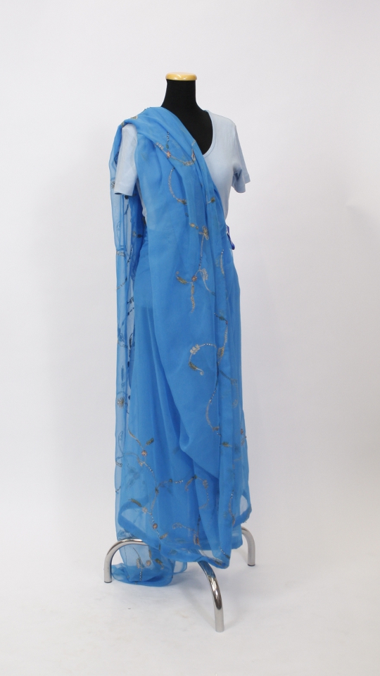 Inderin Tracht – Hellblau-Gold (Sari und Top) mieten