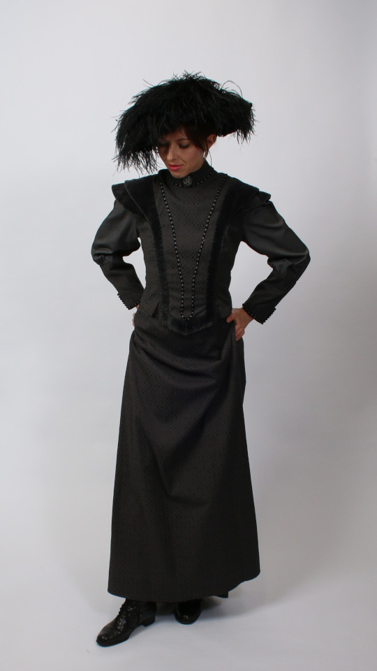 Jahrhundertwende Outfit – Grau (Kleid und Federhut) mieten
