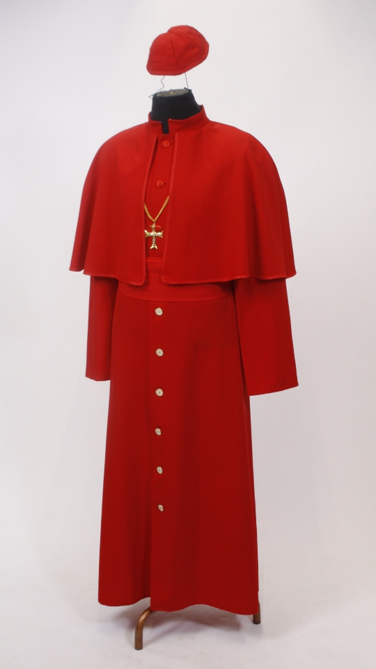 Kardinal Outfit – Hellrot (Kutte, Pelerine/Cape, Haube, Schärpe und Kette) mieten